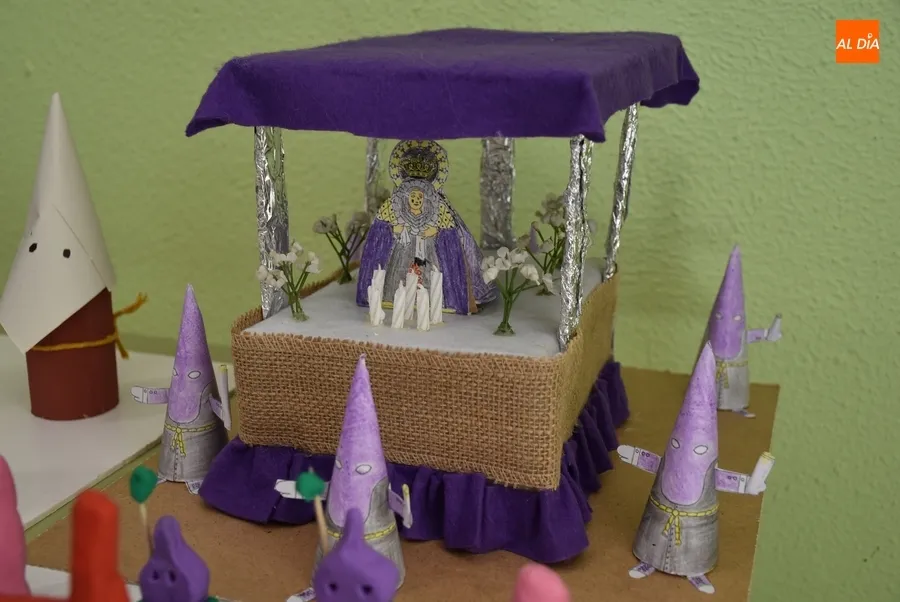 Foto 11 - Original&iacute;sima muestra de m&aacute;s de 80 maquetas de pasos de Semana Santa en el Colegio Mir&oacute;briga