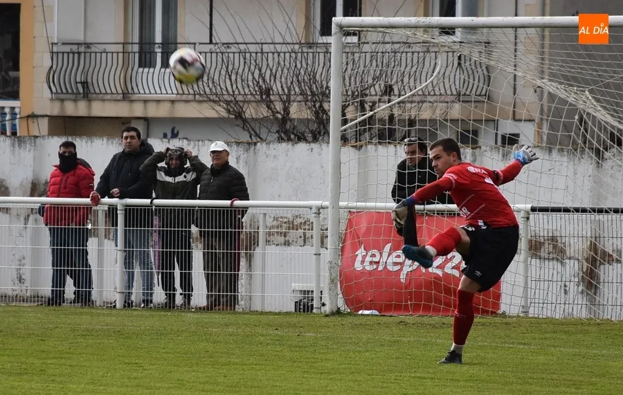 Foto 2 - Maza da otra victoria en el &uacute;nico remate de peligro del Ciudad Rodrigo en todo el partido