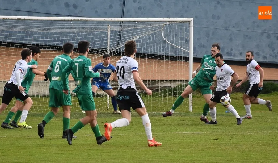 Foto 4 - Maza da otra victoria en el &uacute;nico remate de peligro del Ciudad Rodrigo en todo el partido