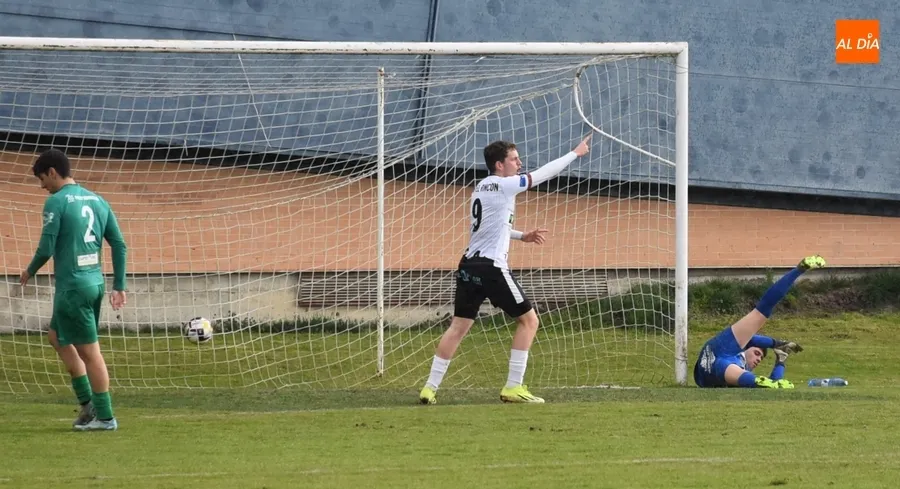 Foto 6 - Maza da otra victoria en el &uacute;nico remate de peligro del Ciudad Rodrigo en todo el partido