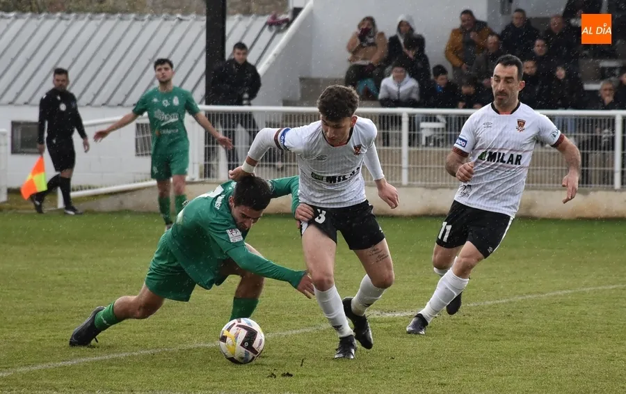 Foto 7 - Maza da otra victoria en el &uacute;nico remate de peligro del Ciudad Rodrigo en todo el partido