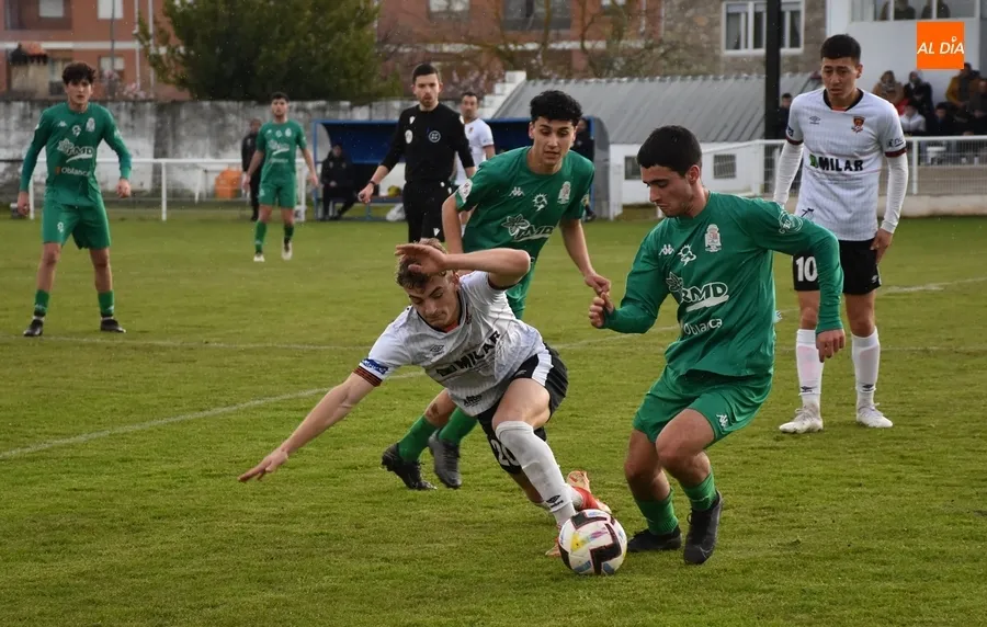 Foto 10 - Maza da otra victoria en el &uacute;nico remate de peligro del Ciudad Rodrigo en todo el partido
