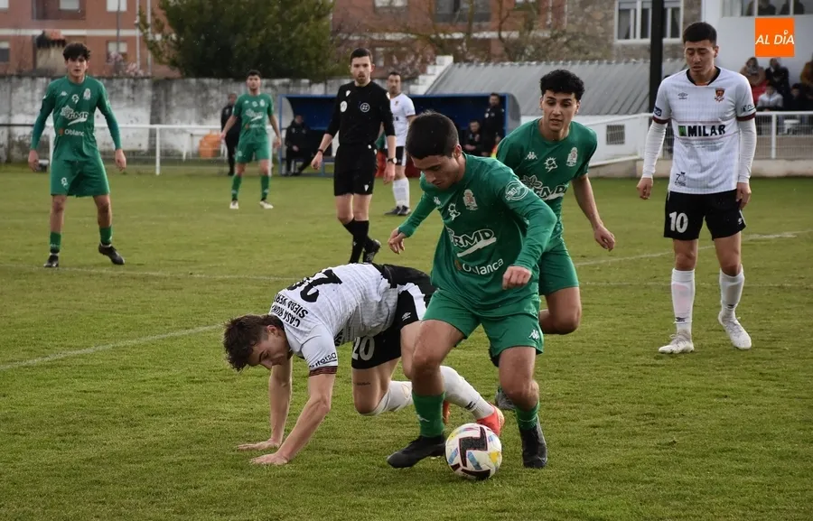 Foto 11 - Maza da otra victoria en el &uacute;nico remate de peligro del Ciudad Rodrigo en todo el partido