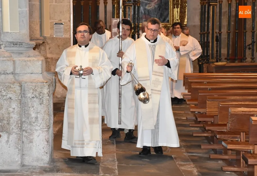 Foto 2 - Los sacerdotes renuevan sus promesas mientras se bendicen los santos &oacute;leos para todo el a&ntilde;o