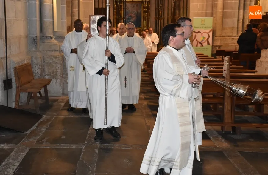 Foto 3 - Los sacerdotes renuevan sus promesas mientras se bendicen los santos &oacute;leos para todo el a&ntilde;o