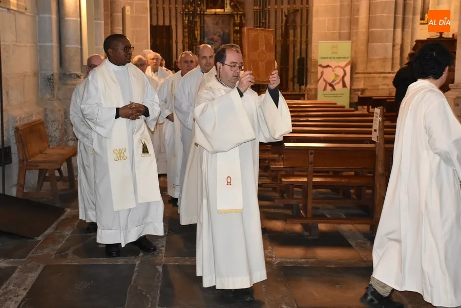 Foto 4 - Los sacerdotes renuevan sus promesas mientras se bendicen los santos &oacute;leos para todo el a&ntilde;o