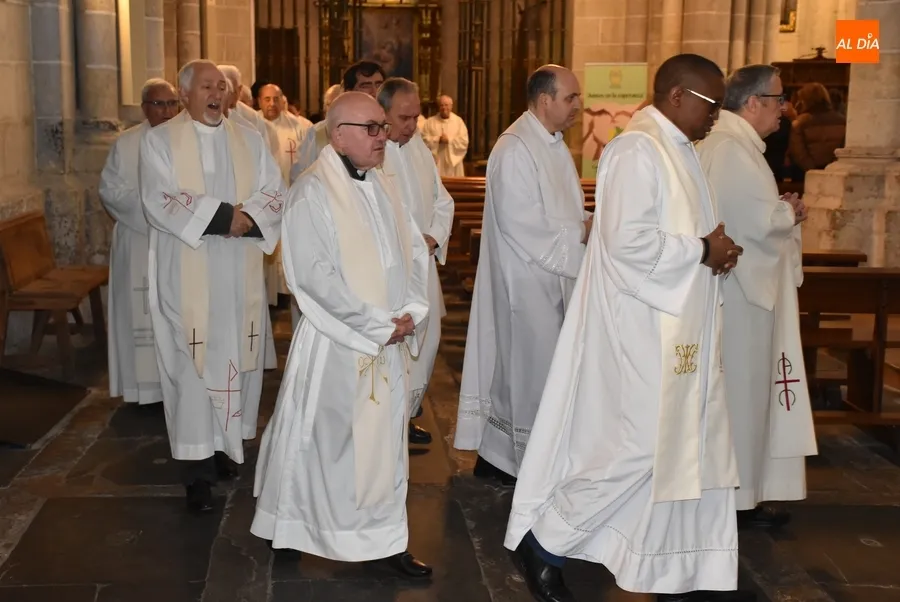 Foto 5 - Los sacerdotes renuevan sus promesas mientras se bendicen los santos &oacute;leos para todo el a&ntilde;o