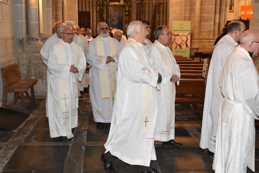 Foto 6 - Los sacerdotes renuevan sus promesas mientras se bendicen los santos &oacute;leos para todo el a&ntilde;o