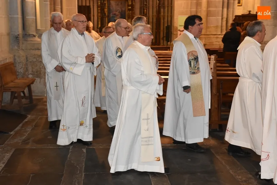 Foto 7 - Los sacerdotes renuevan sus promesas mientras se bendicen los santos &oacute;leos para todo el a&ntilde;o