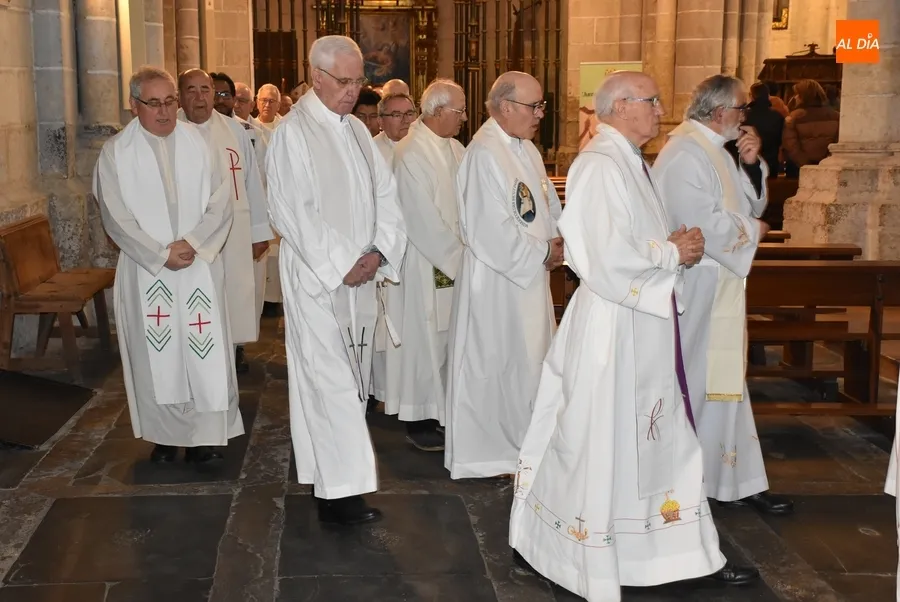 Foto 8 - Los sacerdotes renuevan sus promesas mientras se bendicen los santos &oacute;leos para todo el a&ntilde;o