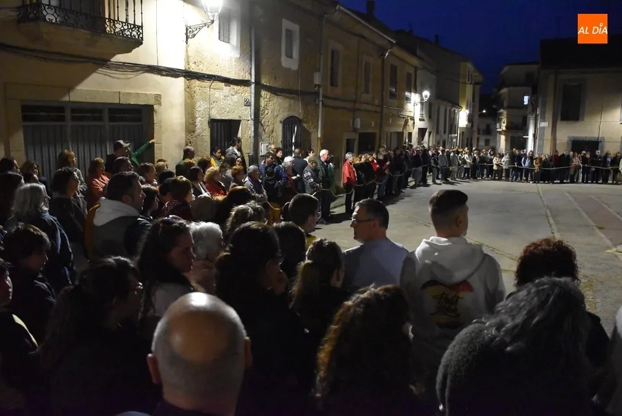 Foto 2 - Notable asistencia al novedoso V&iacute;a Crucis Procesional de San Andr&eacute;s