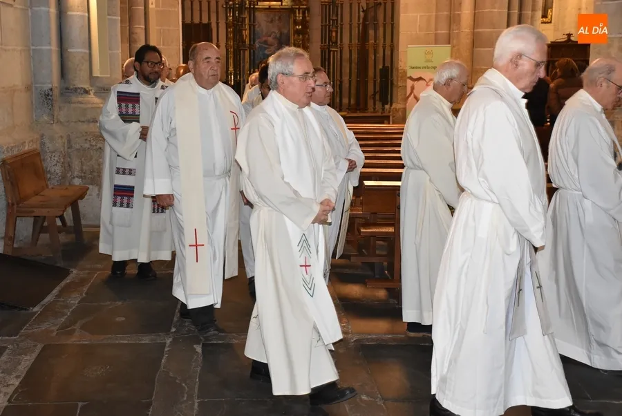 Foto 9 - Los sacerdotes renuevan sus promesas mientras se bendicen los santos &oacute;leos para todo el a&ntilde;o