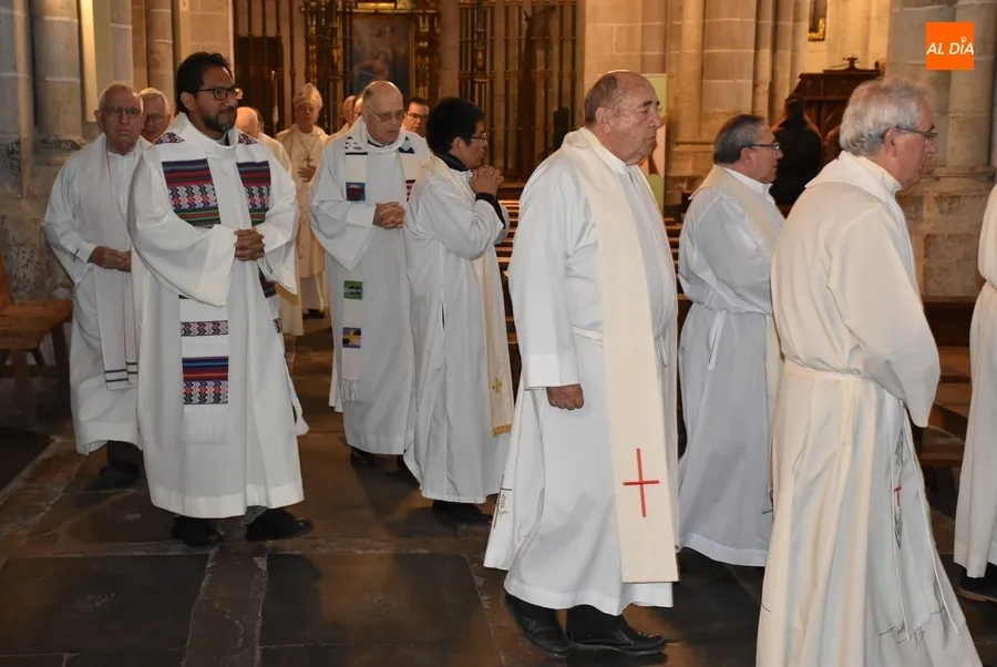Foto 10 - Los sacerdotes renuevan sus promesas mientras se bendicen los santos &oacute;leos para todo el a&ntilde;o