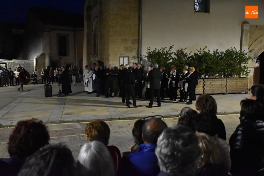 Foto 3 - Notable asistencia al novedoso V&iacute;a Crucis Procesional de San Andr&eacute;s