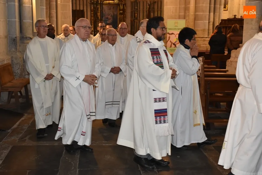 Foto 11 - Los sacerdotes renuevan sus promesas mientras se bendicen los santos &oacute;leos para todo el a&ntilde;o