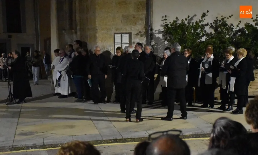 Foto 4 - Notable asistencia al novedoso V&iacute;a Crucis Procesional de San Andr&eacute;s