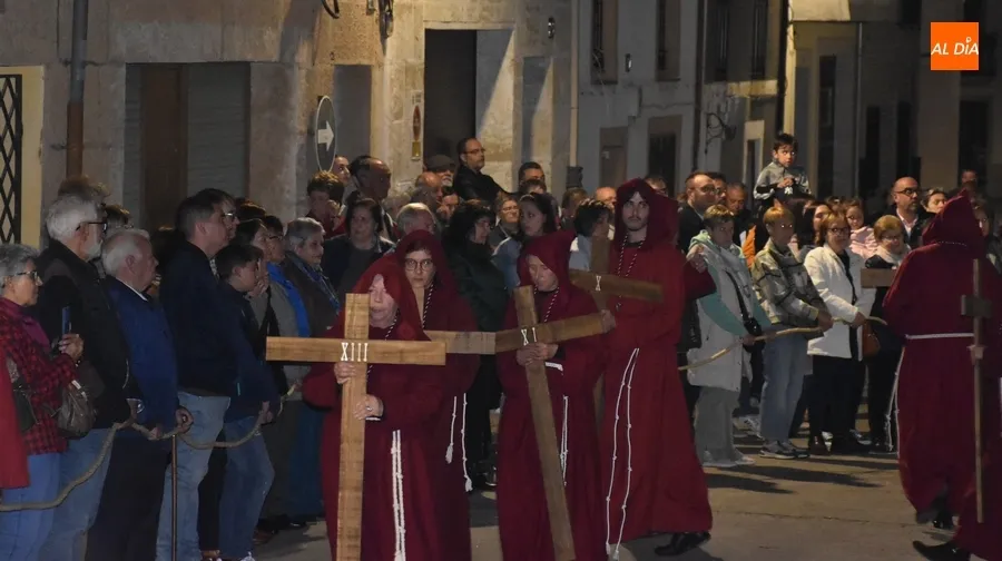 Foto 5 - Notable asistencia al novedoso V&iacute;a Crucis Procesional de San Andr&eacute;s