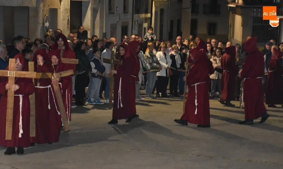 Foto 6 - Notable asistencia al novedoso V&iacute;a Crucis Procesional de San Andr&eacute;s