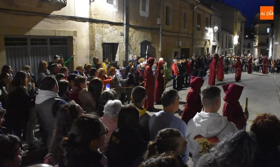 Foto 7 - Notable asistencia al novedoso V&iacute;a Crucis Procesional de San Andr&eacute;s