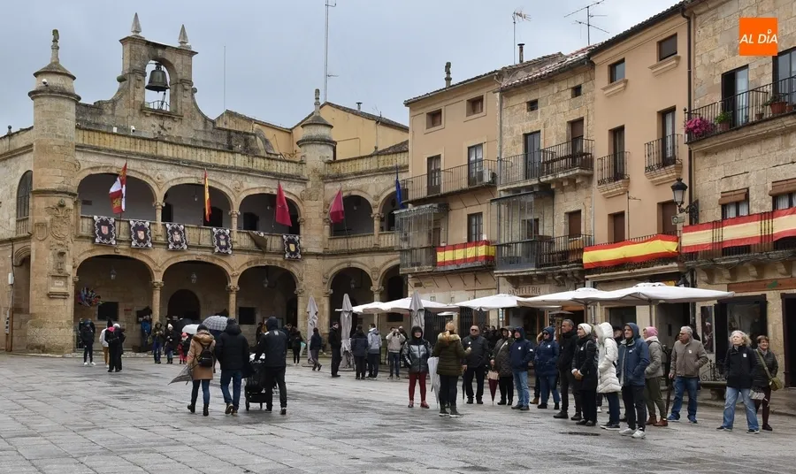 Foto 2 - Varios grupos de turistas &lsquo;resisten&rsquo; en un deslucid&iacute;simo Jueves Santo por la lluvia y el viento