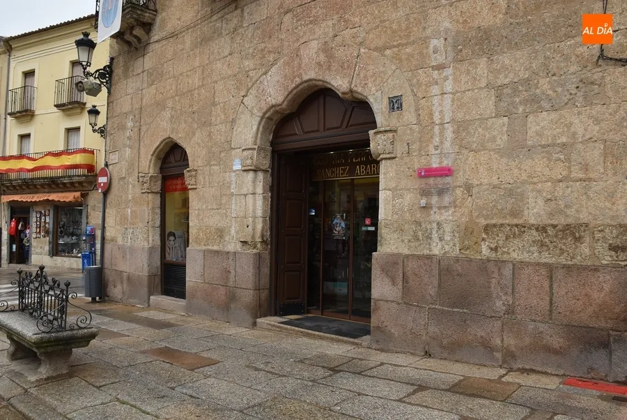 Foto 3 - Varios grupos de turistas &lsquo;resisten&rsquo; en un deslucid&iacute;simo Jueves Santo por la lluvia y el viento