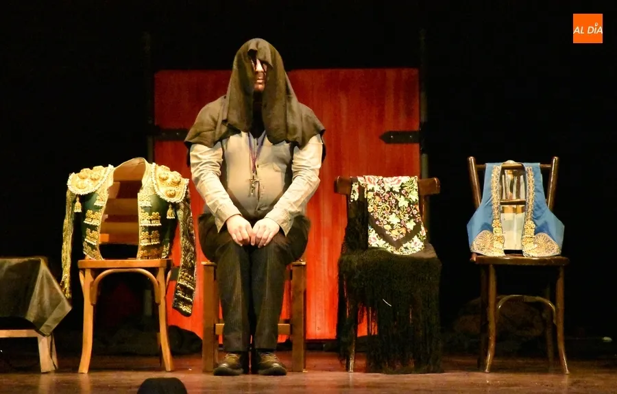 Foto 2 - El p&uacute;blico mirobrigense disfruta de la versi&oacute;n de Popy Vegas de &lsquo;La Casa de Bernarda Alba&rsquo;