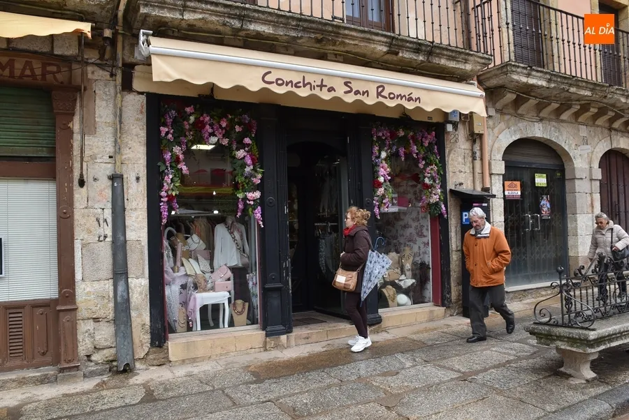 Foto 4 - Varios grupos de turistas &lsquo;resisten&rsquo; en un deslucid&iacute;simo Jueves Santo por la lluvia y el viento