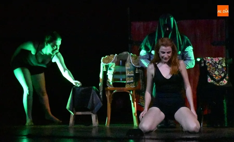 Foto 5 - El p&uacute;blico mirobrigense disfruta de la versi&oacute;n de Popy Vegas de &lsquo;La Casa de Bernarda Alba&rsquo;