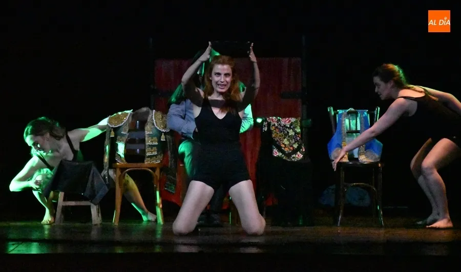 Foto 6 - El p&uacute;blico mirobrigense disfruta de la versi&oacute;n de Popy Vegas de &lsquo;La Casa de Bernarda Alba&rsquo;