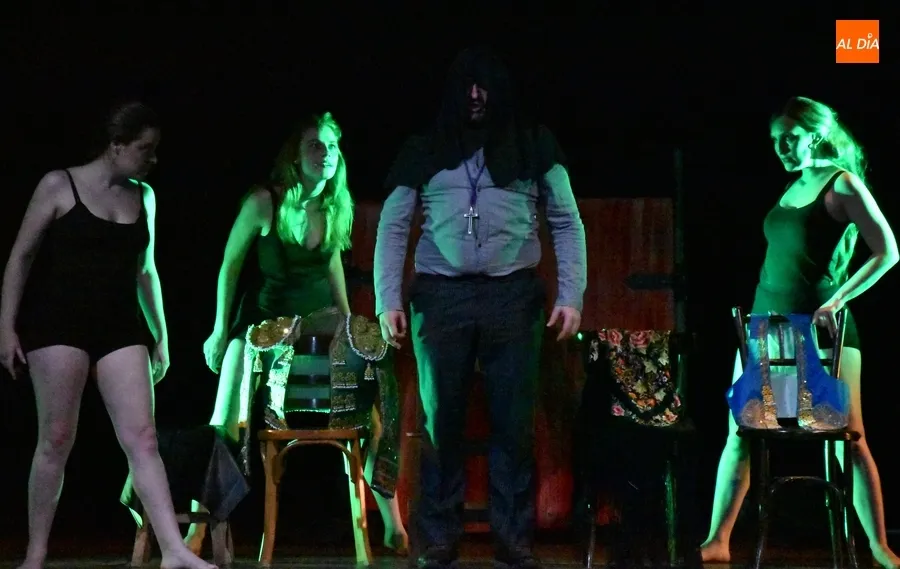 Foto 8 - El p&uacute;blico mirobrigense disfruta de la versi&oacute;n de Popy Vegas de &lsquo;La Casa de Bernarda Alba&rsquo;