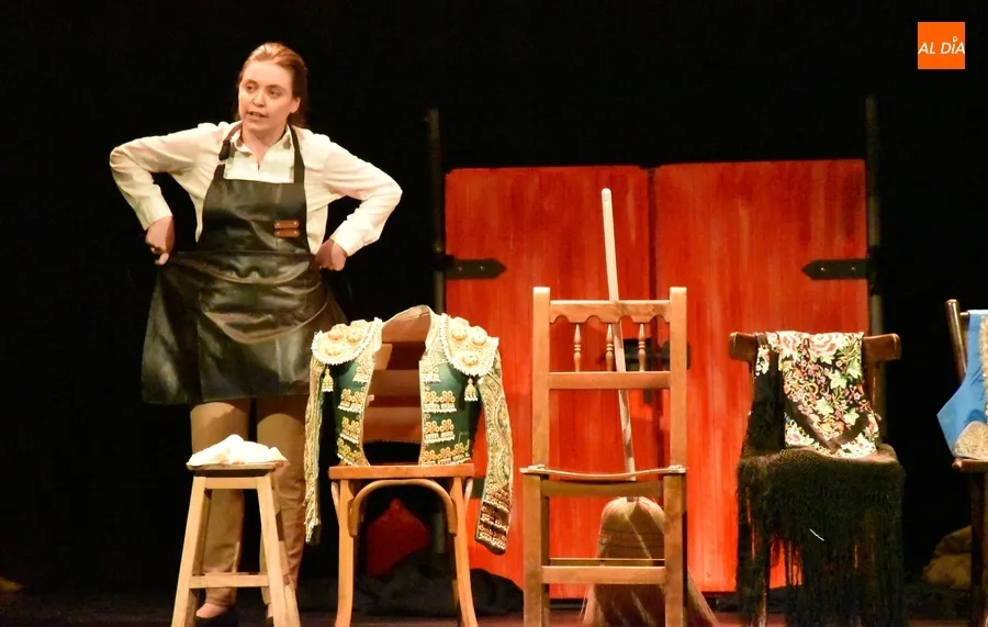 Foto 9 - El p&uacute;blico mirobrigense disfruta de la versi&oacute;n de Popy Vegas de &lsquo;La Casa de Bernarda Alba&rsquo;