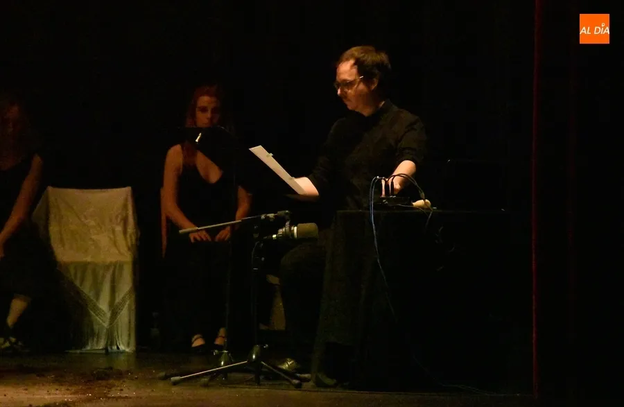 Foto 10 - El p&uacute;blico mirobrigense disfruta de la versi&oacute;n de Popy Vegas de &lsquo;La Casa de Bernarda Alba&rsquo;