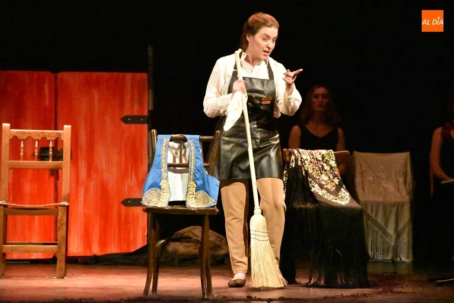 Foto 11 - El p&uacute;blico mirobrigense disfruta de la versi&oacute;n de Popy Vegas de &lsquo;La Casa de Bernarda Alba&rsquo;