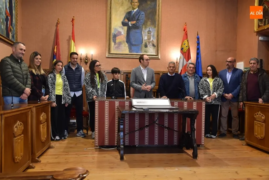 Foto 2 - Recibidos en el Ayuntamiento tres deportistas que han triunfado recientemente