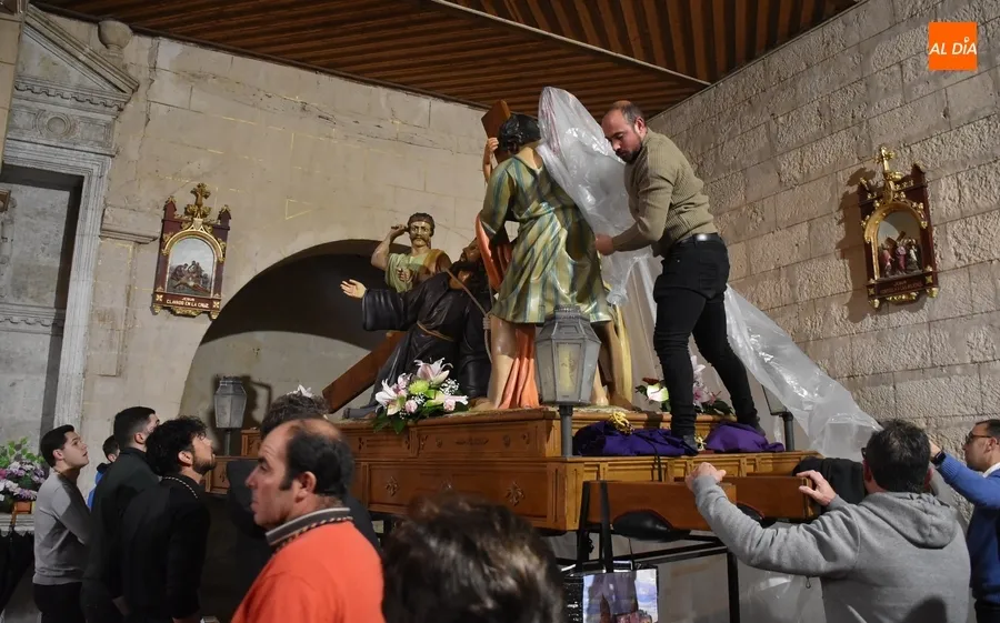 Foto 7 - La Cofrad&iacute;a del Nazareno lleva sus pasos hasta el Seminario tras cancelar su procesi&oacute;n
