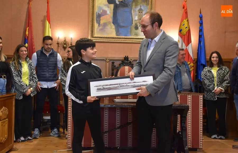 Foto 3 - Recibidos en el Ayuntamiento tres deportistas que han triunfado recientemente