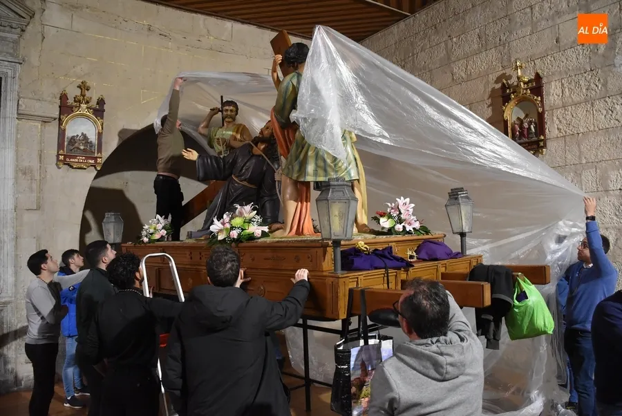 Foto 8 - La Cofrad&iacute;a del Nazareno lleva sus pasos hasta el Seminario tras cancelar su procesi&oacute;n