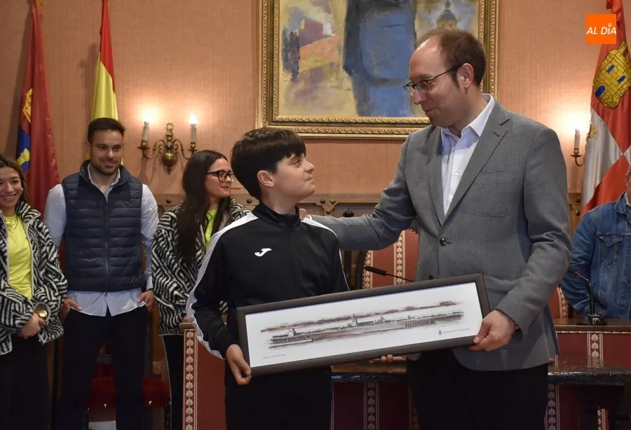 Foto 4 - Recibidos en el Ayuntamiento tres deportistas que han triunfado recientemente