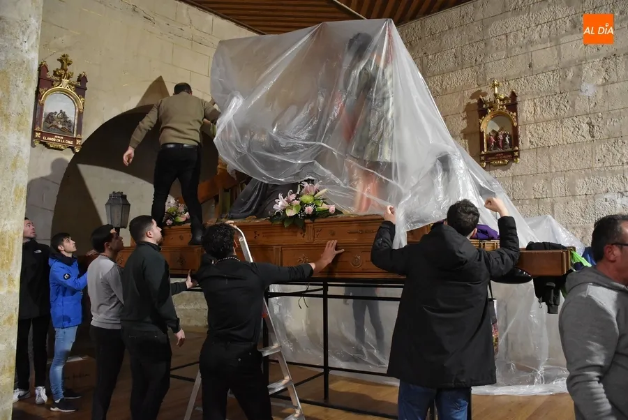 Foto 9 - La Cofrad&iacute;a del Nazareno lleva sus pasos hasta el Seminario tras cancelar su procesi&oacute;n