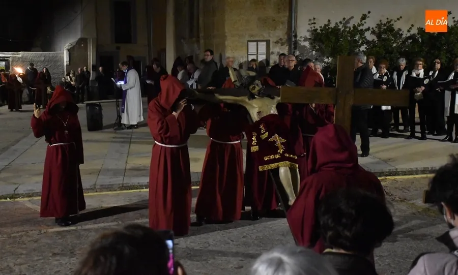 Foto 8 - Notable asistencia al novedoso V&iacute;a Crucis Procesional de San Andr&eacute;s