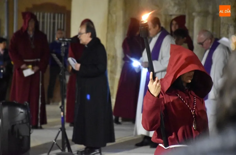 Foto 9 - Notable asistencia al novedoso V&iacute;a Crucis Procesional de San Andr&eacute;s