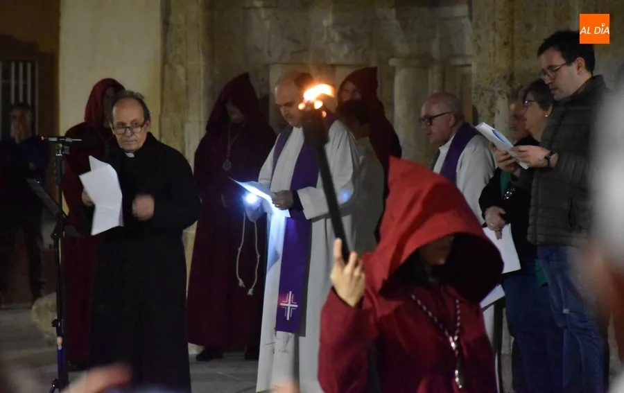 Foto 10 - Notable asistencia al novedoso V&iacute;a Crucis Procesional de San Andr&eacute;s