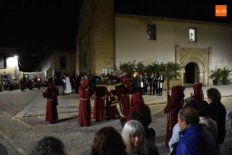 Foto 11 - Notable asistencia al novedoso V&iacute;a Crucis Procesional de San Andr&eacute;s