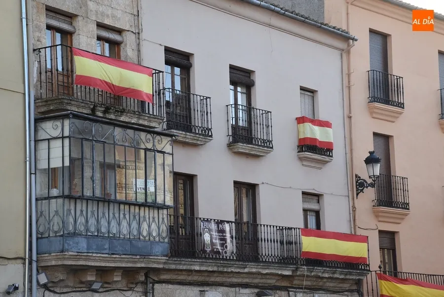 Foto 2 - La Plaza Mayor se engalana con banderas de Espa&ntilde;a para la Semana Santa