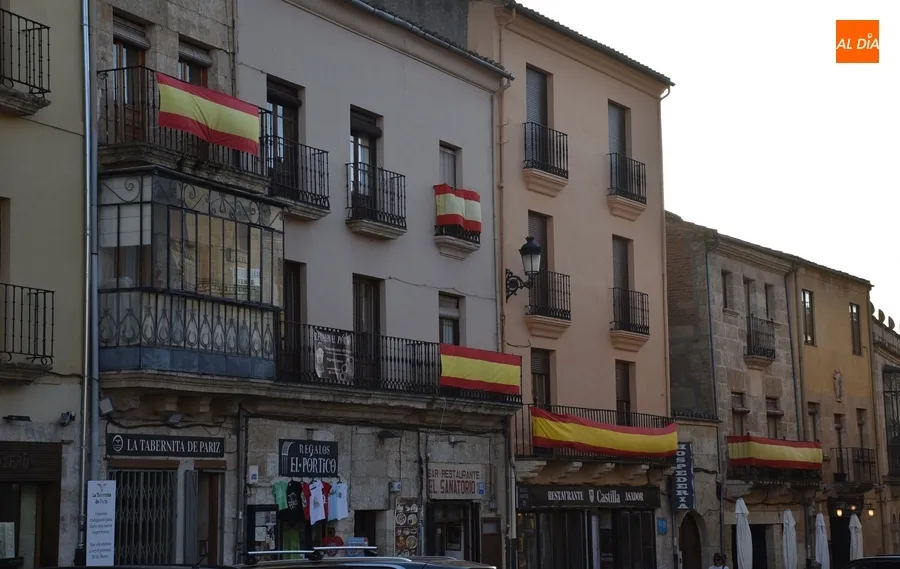 Foto 3 - La Plaza Mayor se engalana con banderas de Espa&ntilde;a para la Semana Santa
