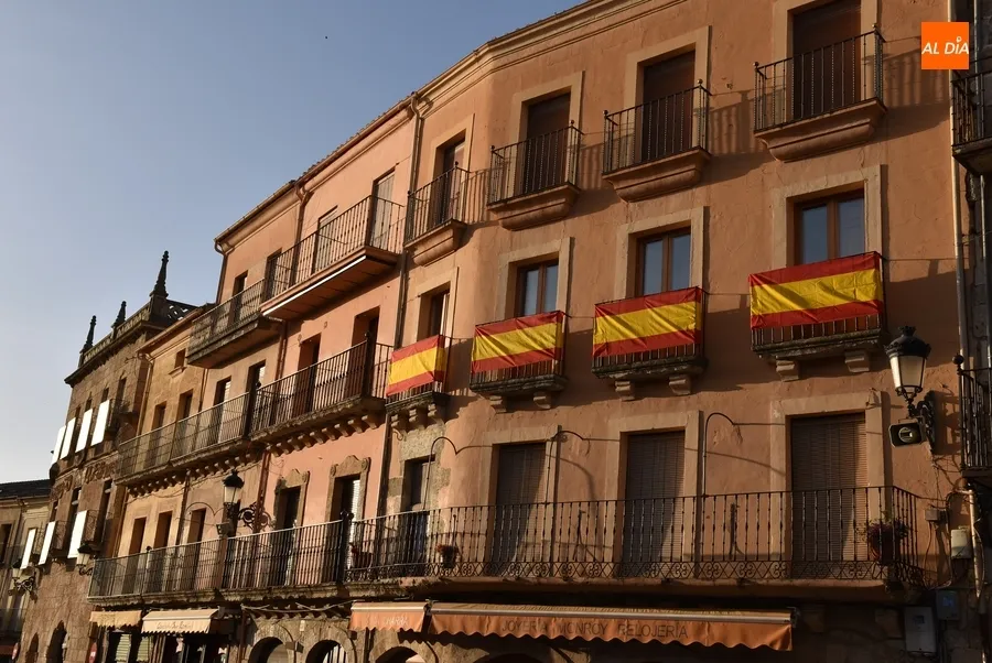 Foto 4 - La Plaza Mayor se engalana con banderas de Espa&ntilde;a para la Semana Santa
