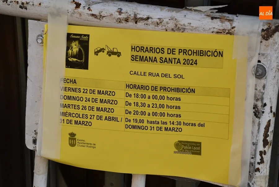 Foto 5 - La Plaza Mayor se engalana con banderas de Espa&ntilde;a para la Semana Santa