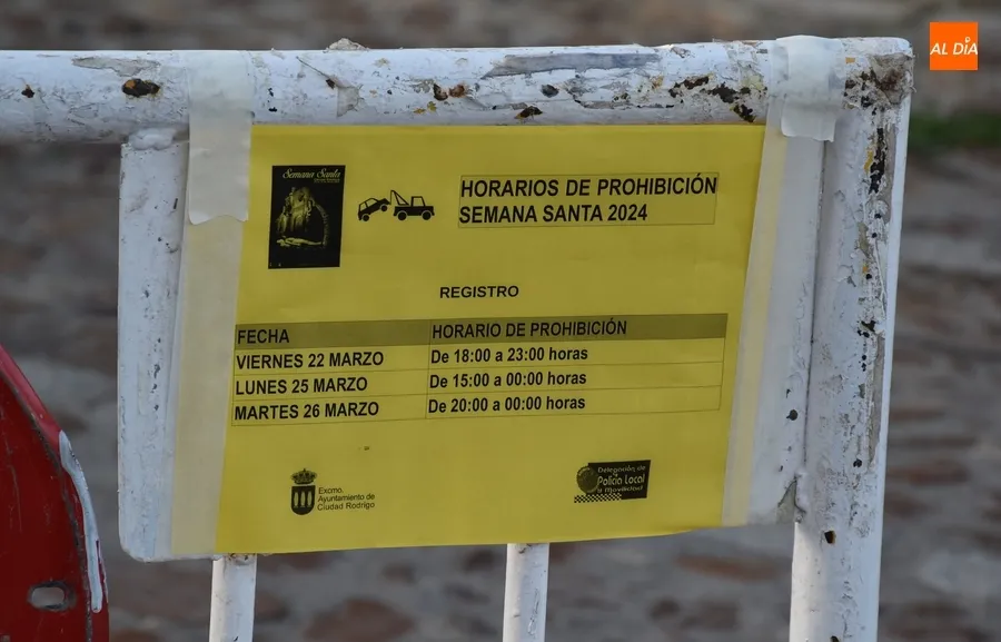 Foto 7 - La Plaza Mayor se engalana con banderas de Espa&ntilde;a para la Semana Santa