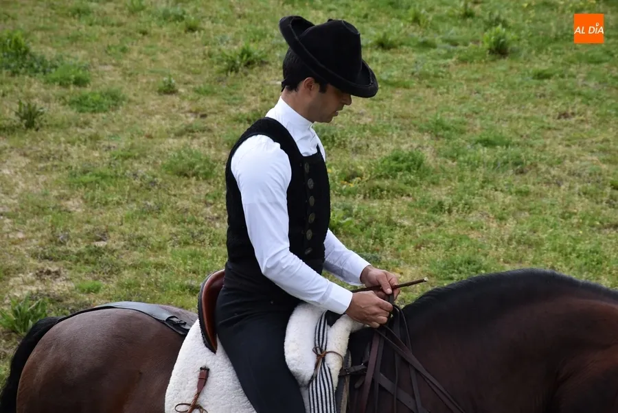 Foto 4 - La lluvia respeta la exhibici&oacute;n de doma vaquera salmantina de apertura de La Charrada