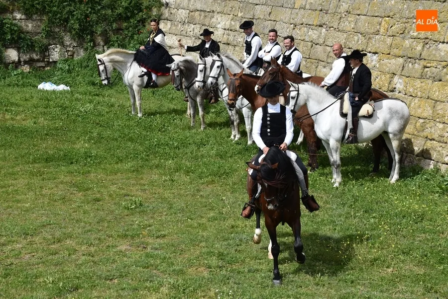 Foto 7 - La lluvia respeta la exhibici&oacute;n de doma vaquera salmantina de apertura de La Charrada